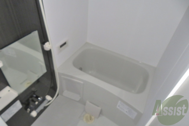 バス・シャワールーム　お風呂には追い焚き機能も付いていて疲れを癒せそうです。