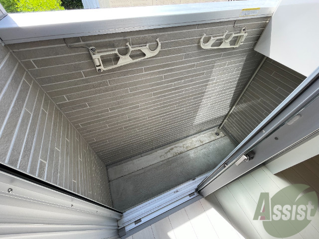 バルコニー　バルコニー。洗濯物がはかどりそうな広さがありますよ。