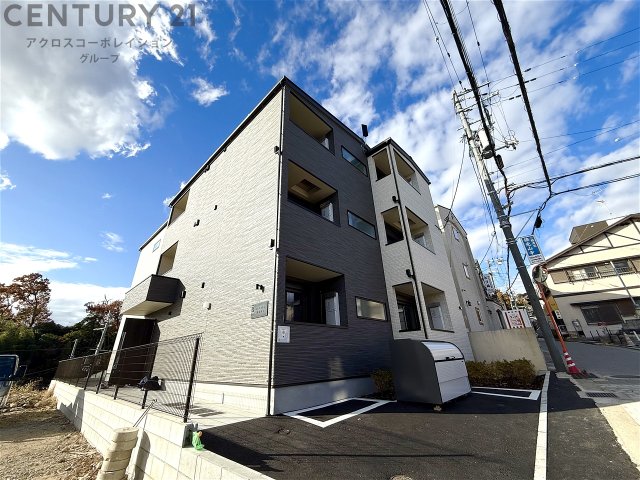 建物外観　宅配ボックス・防犯カメラ・モニター付きインタホンで安心です♪