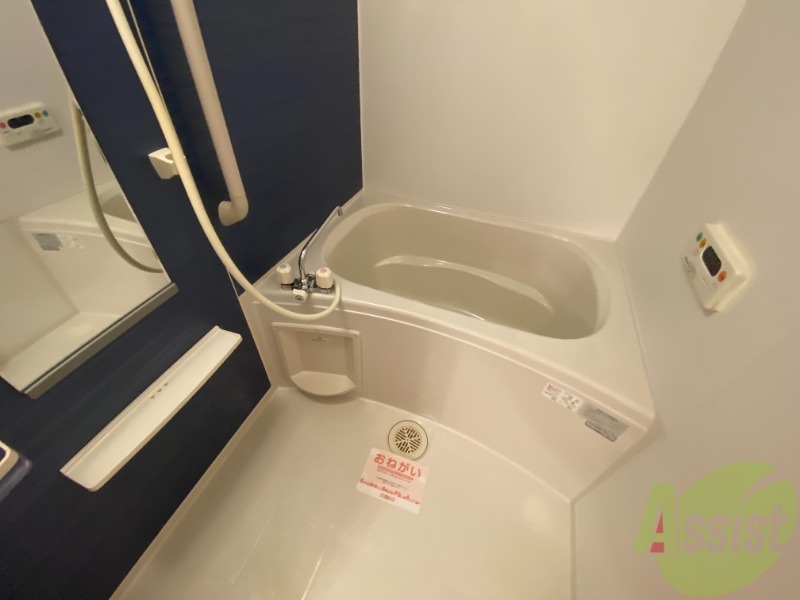 バス・シャワールーム　こちらはお風呂。一日の疲れをここで癒してください。