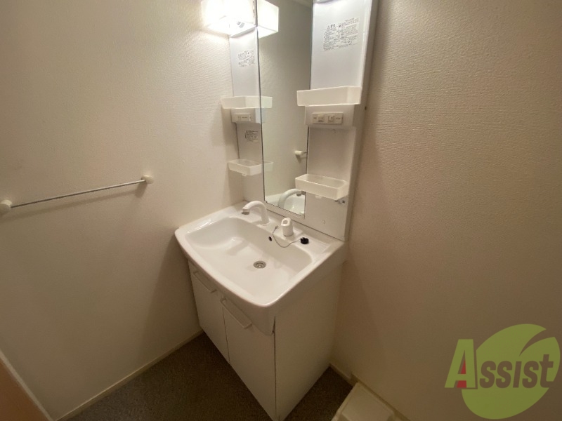 洗面設備　独立洗面台。朝の身支度はここでばっちり決めましょう。