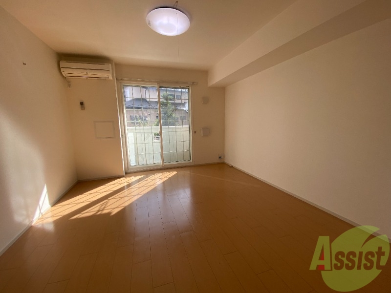 居室・リビング　リビングはこんな感じです。窓が大きくて良く陽が入ってきます。