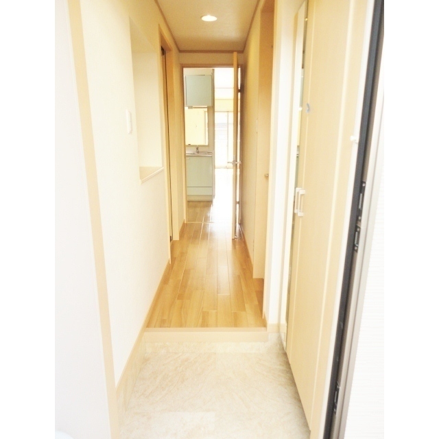 玄関　大型ミラー付きシューズボックスあり