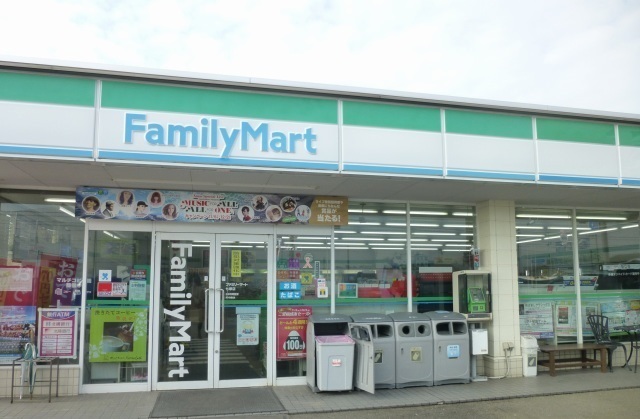 コンビニ　ファミリーマート（コンビニ）まで700m