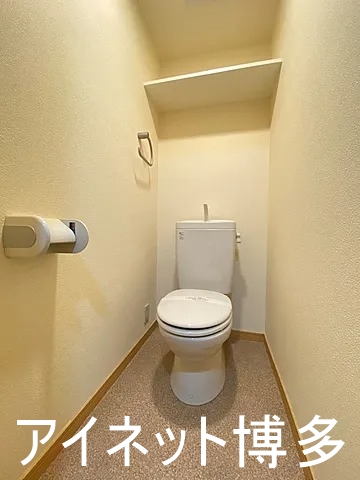 トイレ　棚付きで備品の収納もできますね