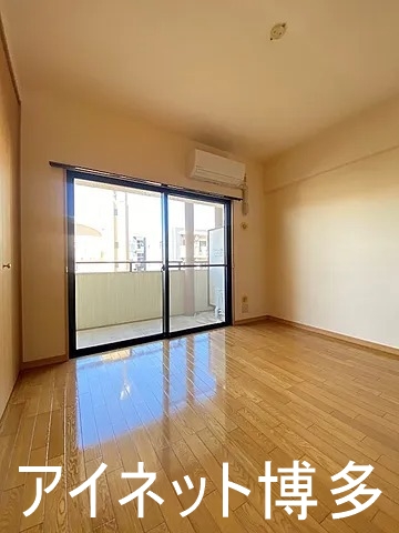 居室・リビング　家具の配置に困らない広さですね