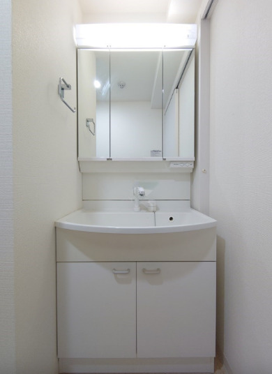 洗面設備　ゆったりとスペースのある洗面所