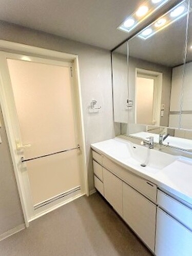 洗面設備　三面鏡付洗面化粧台