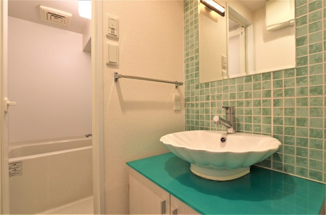 洗面設備　おしゃれな洗面ボウルの洗面台