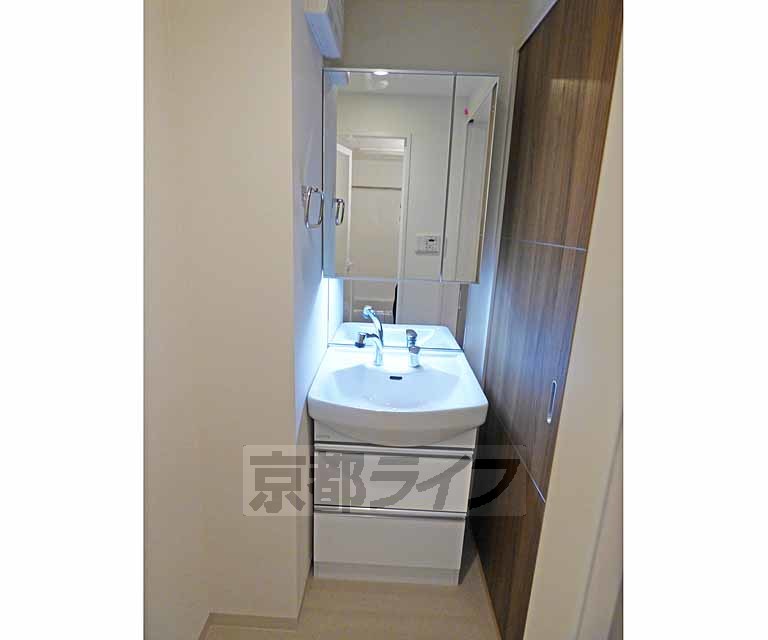 洗面設備　綺麗な洗面台です。