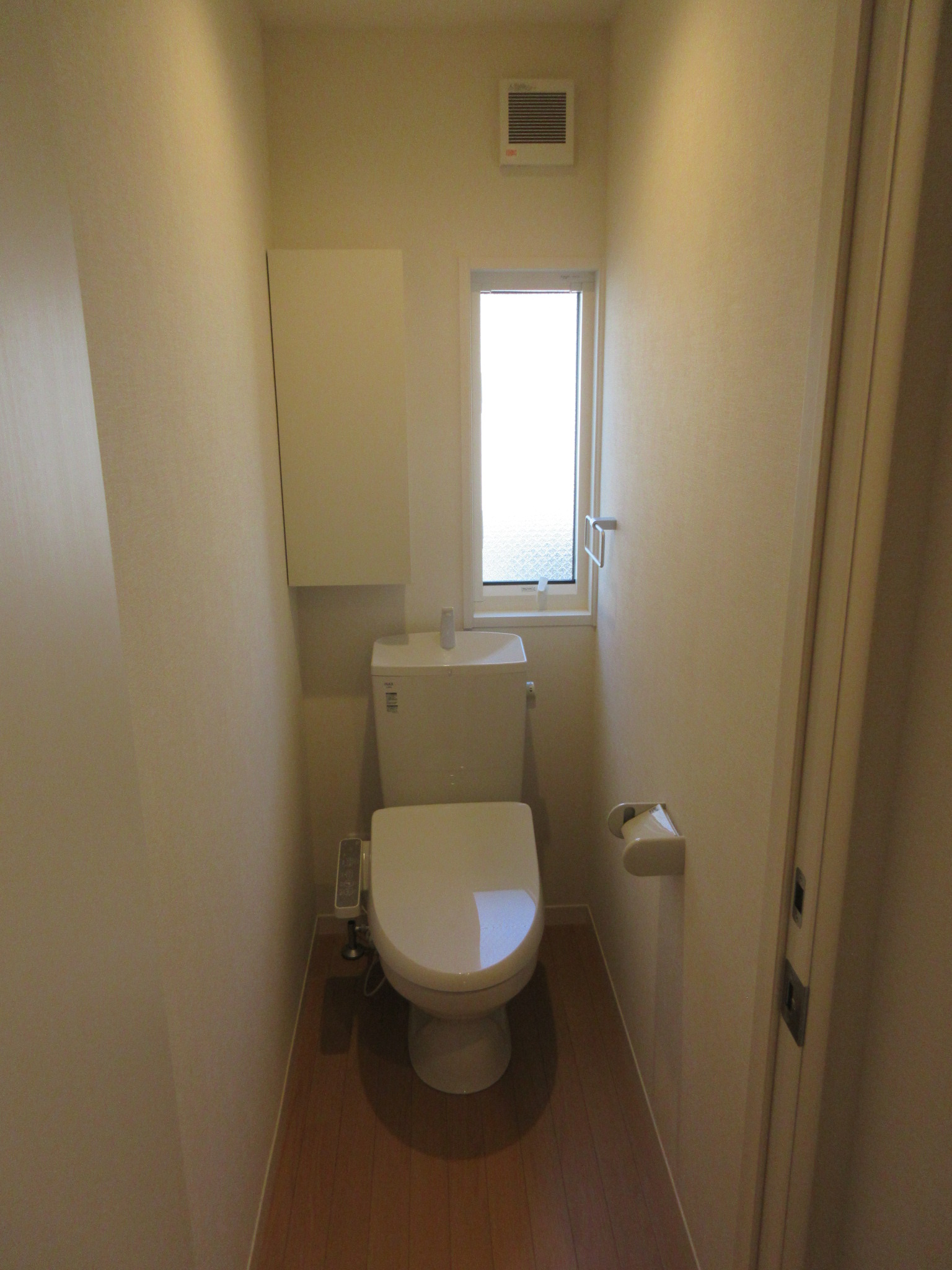 トイレ　温水洗浄便座、収納有