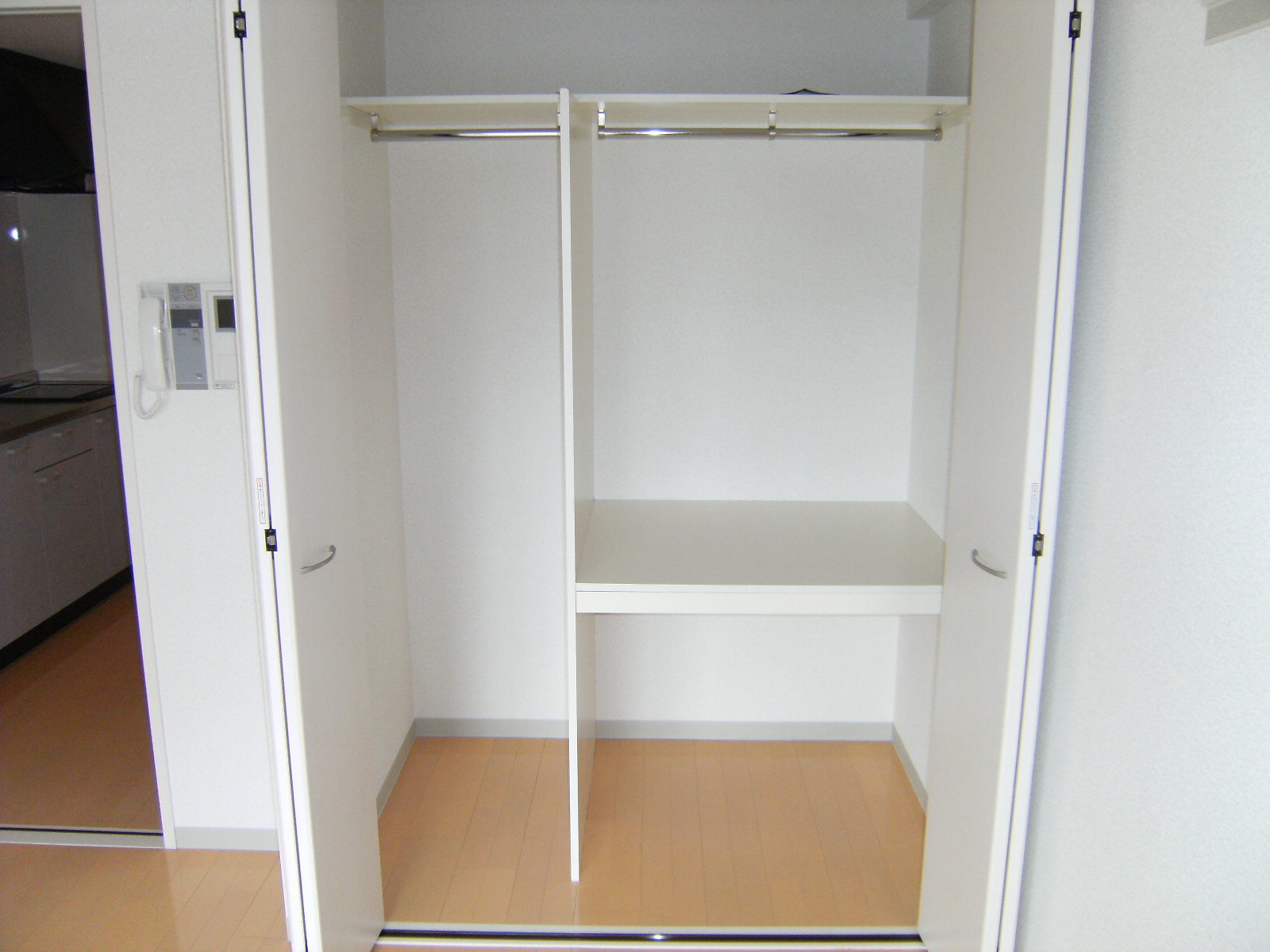 収納　居室にはクローゼット・上部収納がございます。