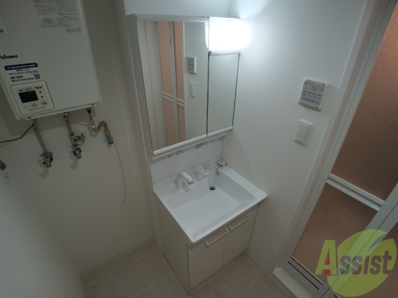 洗面設備　独立洗面台です。大きくてよいですね。シャンプーもできます。