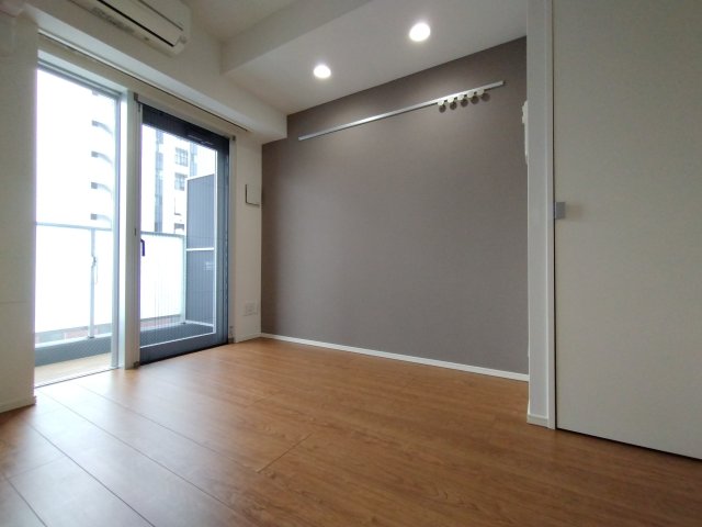 居室・リビング　落ち着いた色合いの床材を使用した居住空間です。