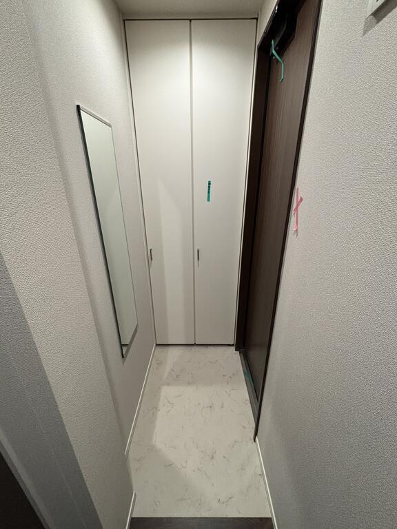 玄関　※別号室の参考写真となります。