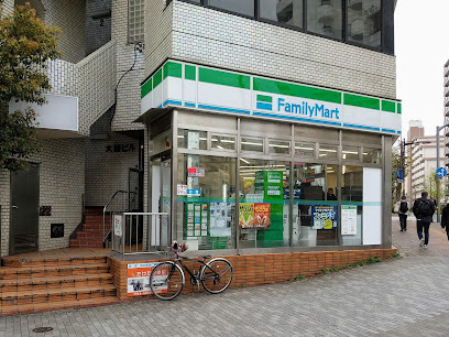 コンビニ　ファミリーマート東陽町駅前店（コンビニ）まで215m