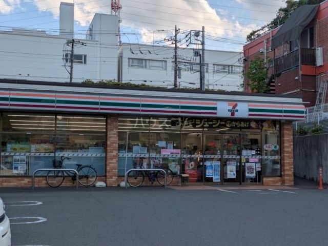 コンビニ　セブンイレブン横浜梅が丘店（コンビニ）まで587m