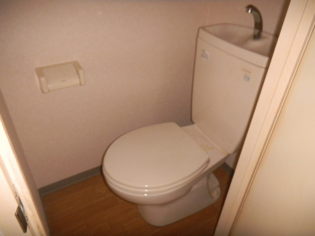 トイレ　落ち着いた色調のトイレです