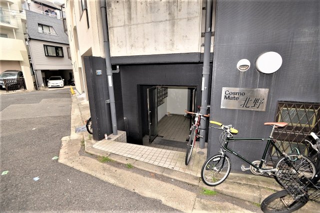 エントランス　落ち着いたエントランスです