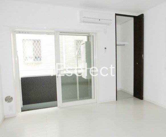 居室・リビング　白を基調としたシンプルなお部屋。