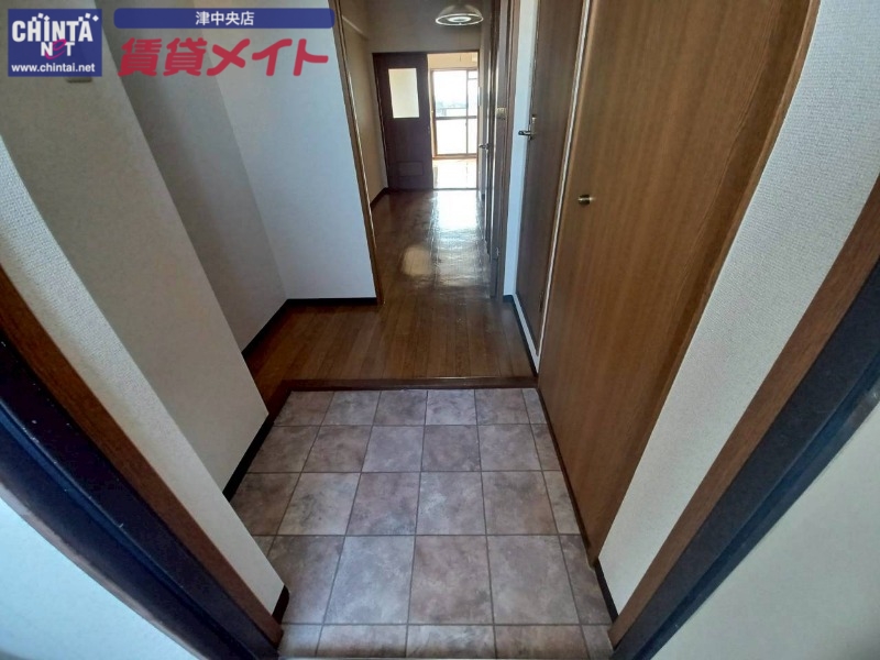 玄関　同物件別部屋の写真