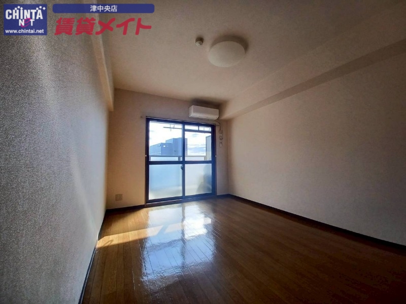 居室・リビング　同物件別部屋の写真