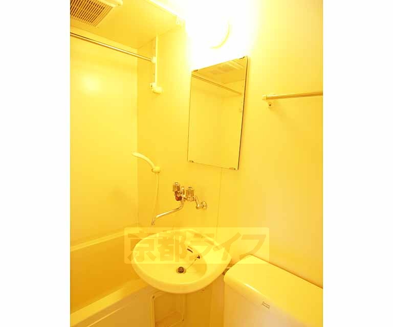 洗面設備　ユニットバス内にあります