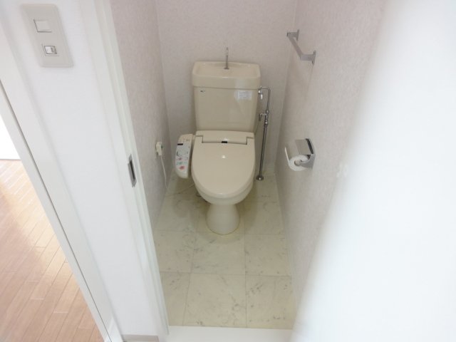 トイレ　同物件、別号室のものです。