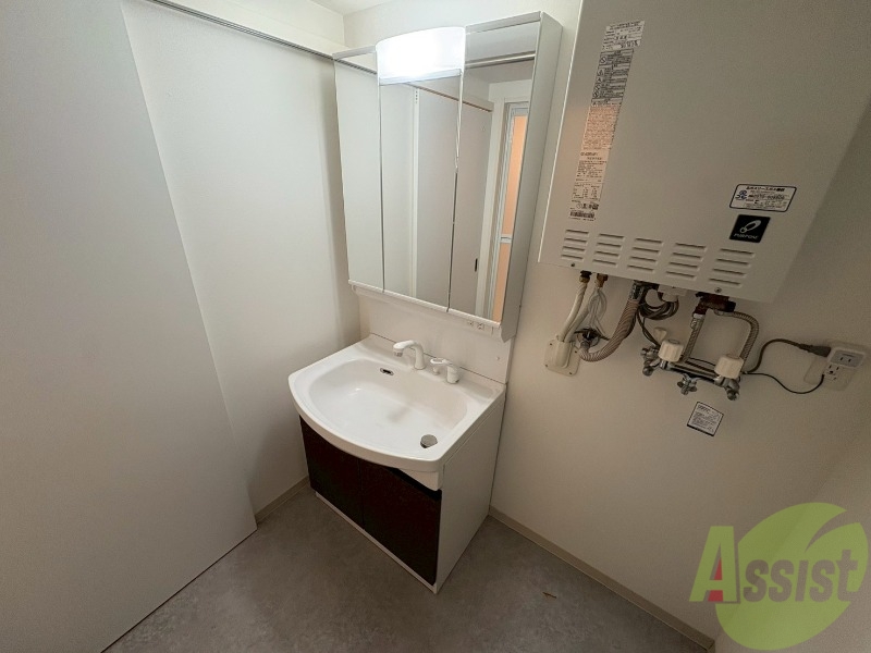 洗面設備　大きくて使いやすそうな独立洗面台になっています。