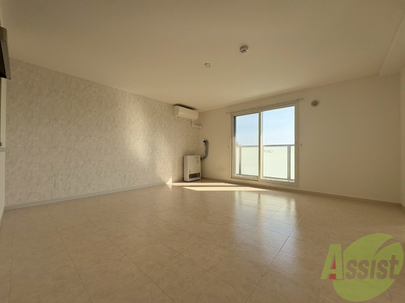 居室・リビング　リビングです。窓が大きくて明るいですね！