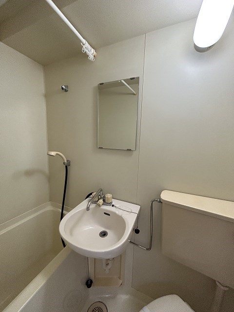 洗面設備　明るい洗面所です