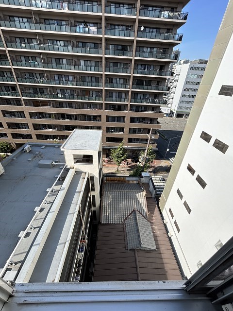 バルコニー　暖かな日差しのふりそそぐバルコニー