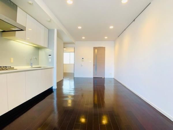 その他部屋・スペース　■２面採光■ダウンライト式照明■ピクチャーレール■エアコン