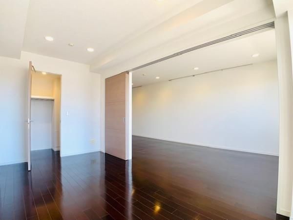 その他設備　■２面採光■ダウンライト式照明■ピクチャーレール■エアコン