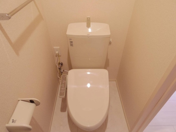 トイレ　温水シャワー付きトイレです