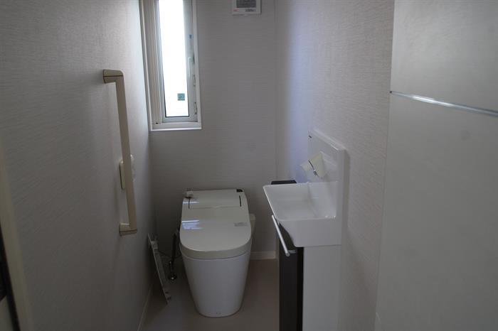 トイレ　窓付きのトイレのため、明るく清潔感のある空間です。