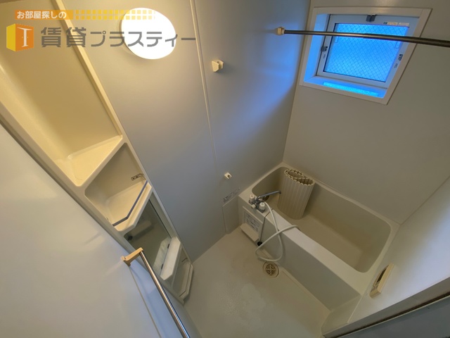 バス・シャワールーム　窓付きで換気もバッチリです
