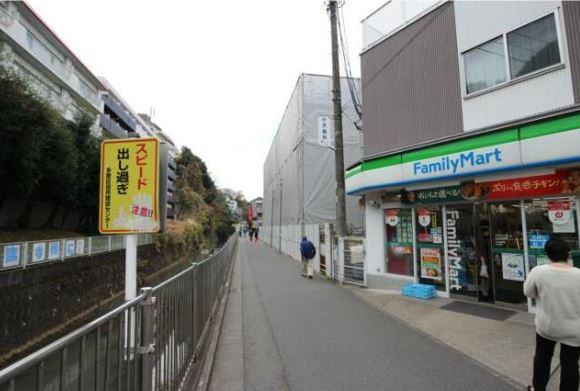 コンビニ　ファミリーマート生田駅東店（コンビニ）まで61m