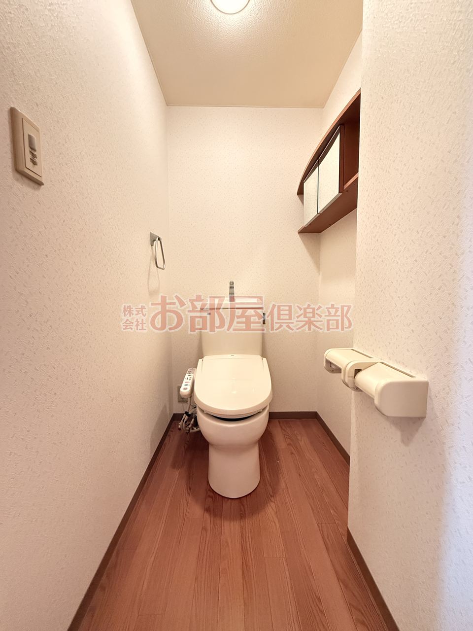 トイレ　落ち着いた色調のトイレです