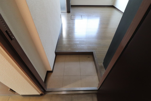 玄関　※別号室の写真です