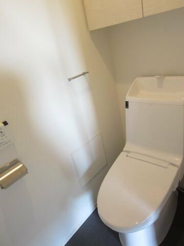 トイレ　落ち着いた色調のトイレです