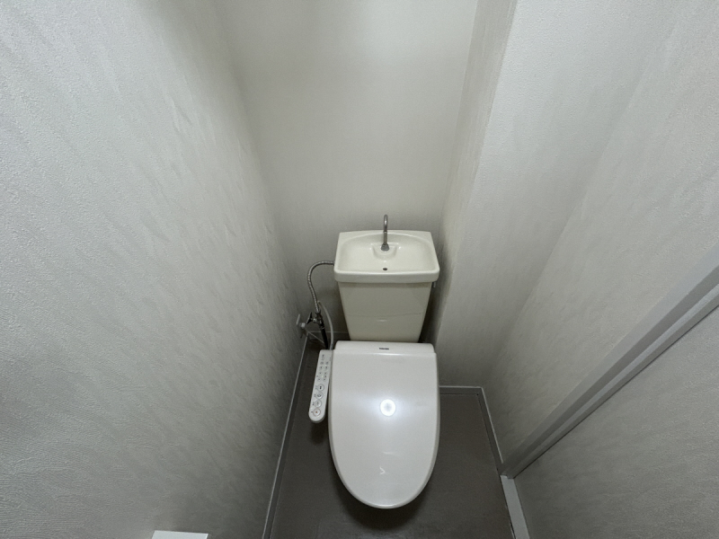 ＪＲ山陽本線 西明石駅 徒歩10分 4階建 築42年のトイレ写真
