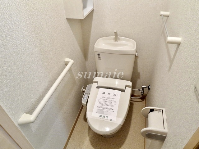 トイレ　温水洗浄便座設置済みのトイレです♪