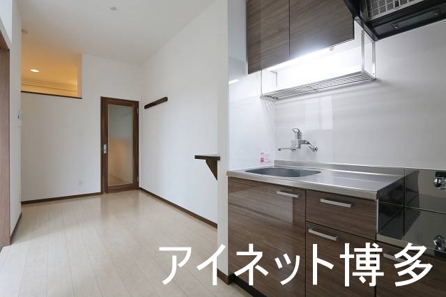 キッチン　調理スペースも広々、料理もはかどりそうですね