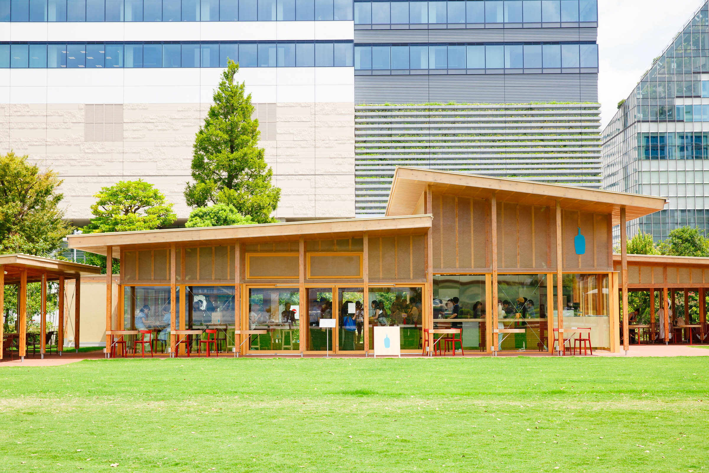 飲食店　BLUE　BOTTLE　COFFEE豊洲パークカフェ（飲食店）まで358m