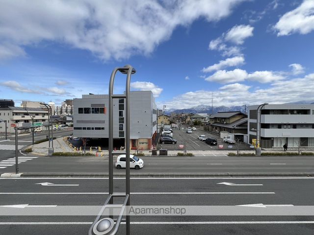 コンビニ　ファミリーマート（コンビニ）まで489m