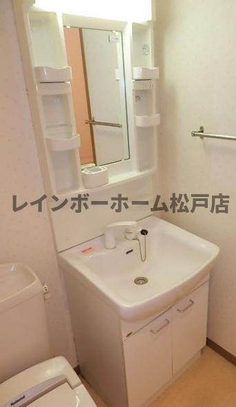 洗面設備　朝の支度にも助かる、独立の洗髪洗面化粧台