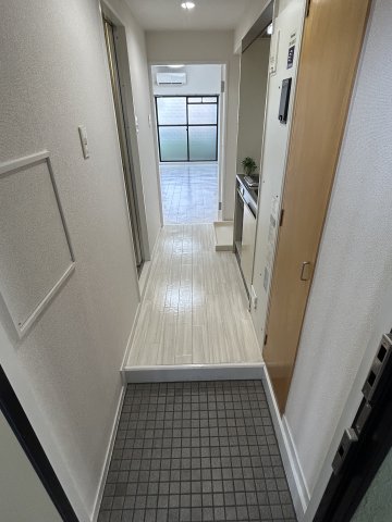 玄関　※写真は同じマンションの違う部屋のものになります。