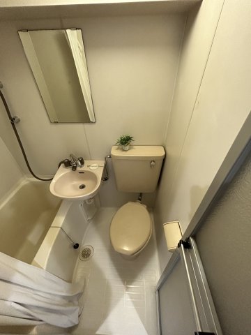 トイレ　※写真は同じマンションの違う部屋のものになります。
