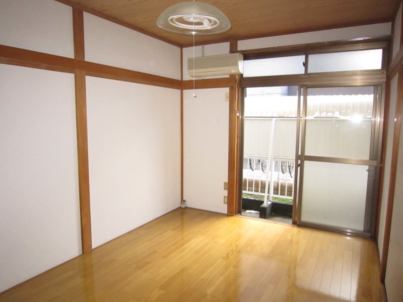 その他部屋・スペース　陽光ふりそそぐ明るい室内（他室参照）